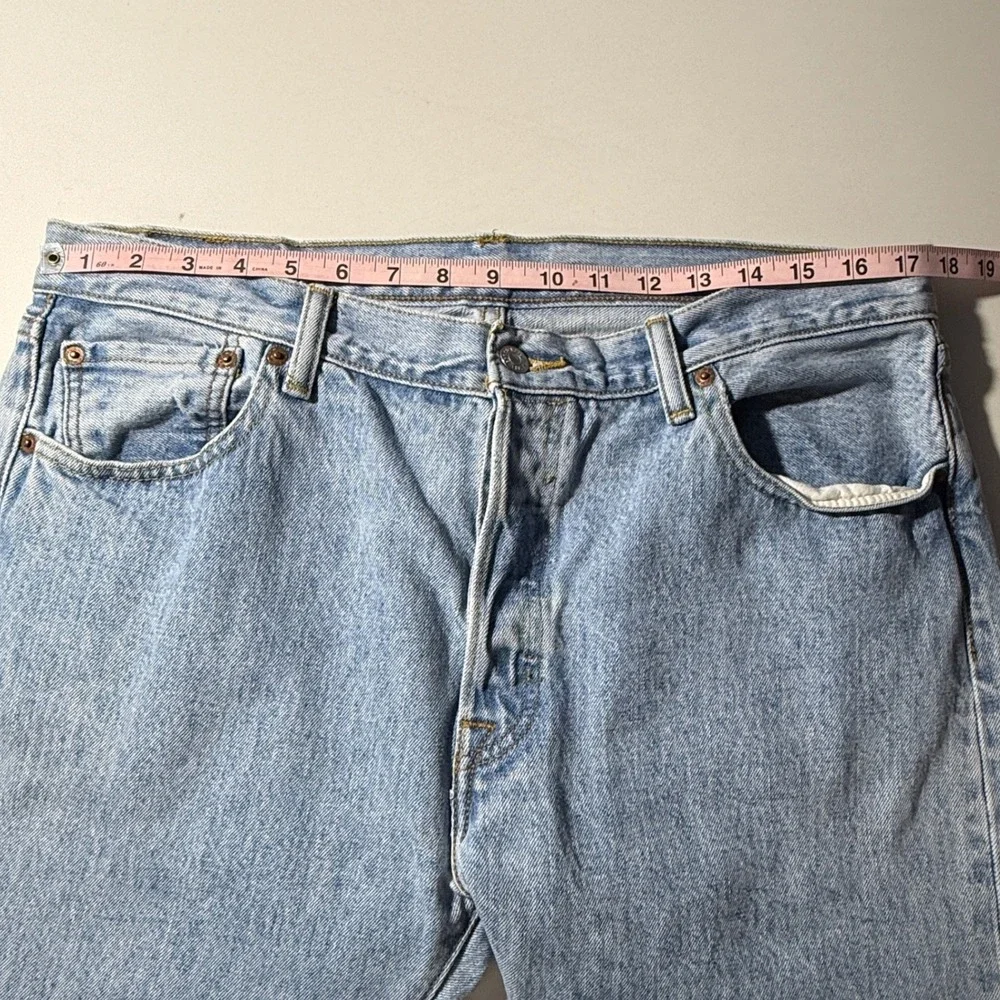 Vintage Levis 501‎ Original Fit Mens Light Wash Blue Straight Leg Denim Jeans 36